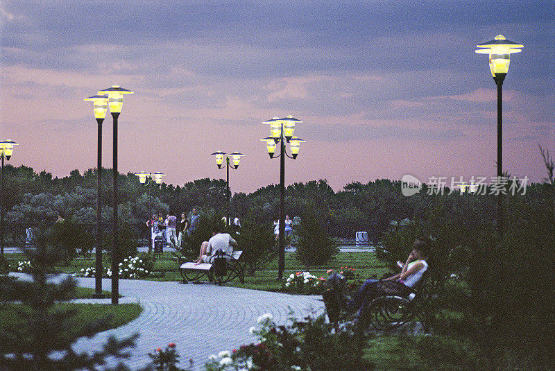 夏天。晚上。城市灯柱。