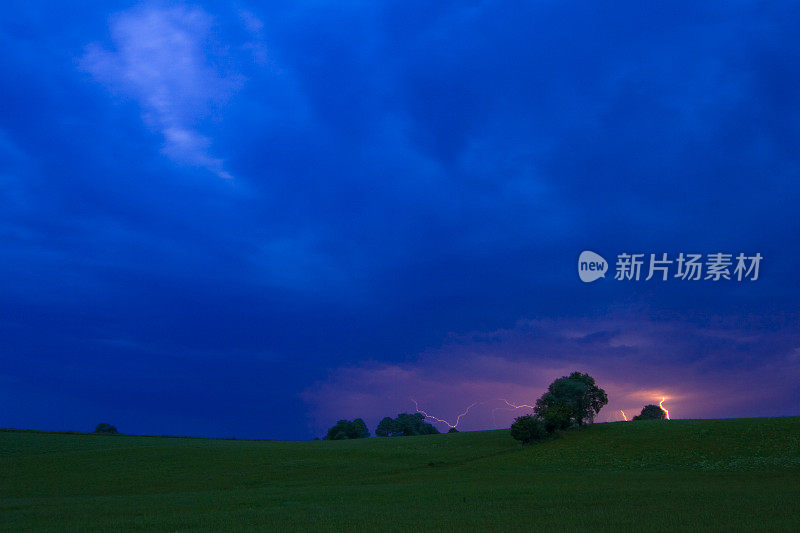 暴风雨和闪电掠过巴伐利亚的土地