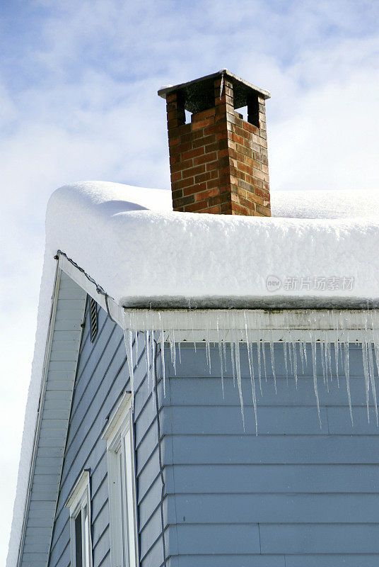 白雪覆盖的屋顶，烟囱和冰柱