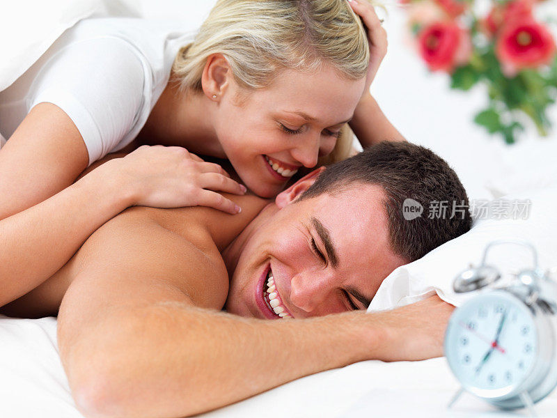 一对舒适的夫妇躺在床上