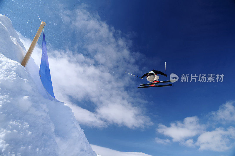 自由式滑雪者飞行