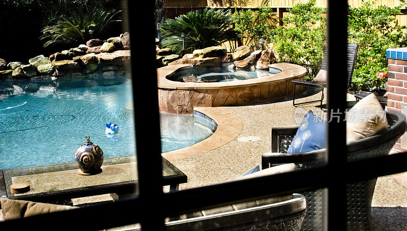 热带游泳池，透过窗户可以看到岩石瀑布