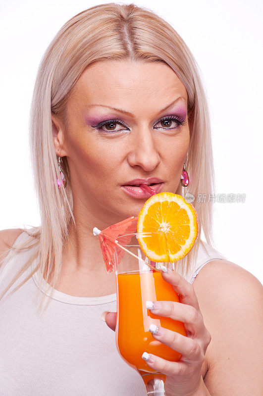 金发女郎喝橙汁