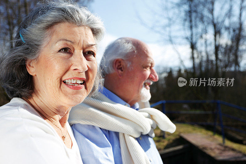 老年夫妇户外春天的太阳