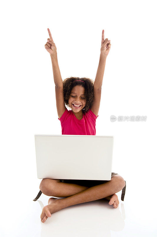 十多岁的女孩盘腿坐着，用笔记本电脑打手势