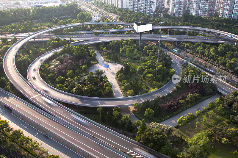 天桥和很多汽车在中国