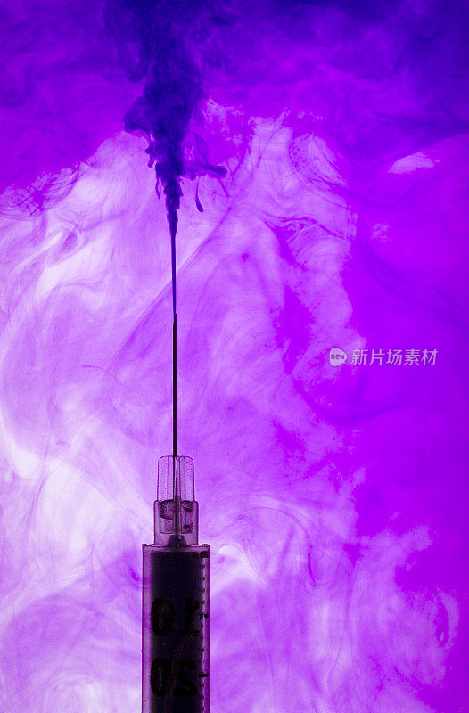 注射器喷射紫色液体