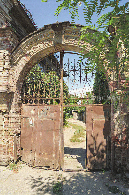 老铁门是院子的入口。