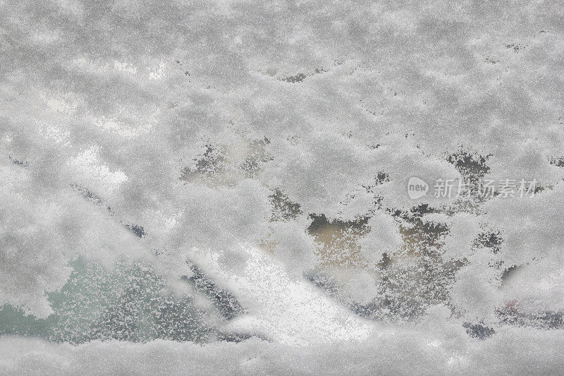 车窗被雪覆盖了。里面拍的照片。