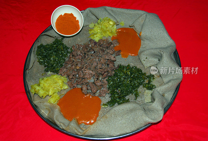 埃塞俄比亚食物:加肉和蔬菜的injera