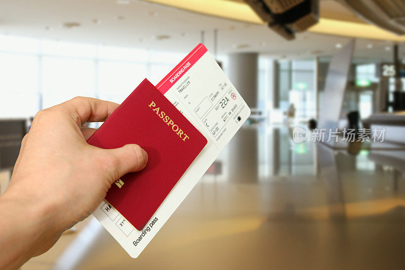 游客旅客在机场办理登机手续，手持护照、登机牌
