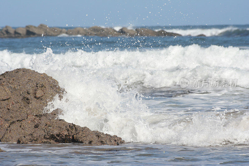 海浪拍打着岩石