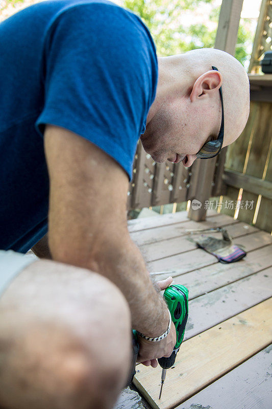 一个人在用电钻