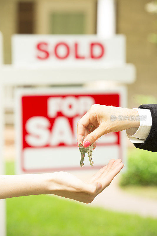 房屋出售标志。房产经纪人给买家钥匙。首页出售。