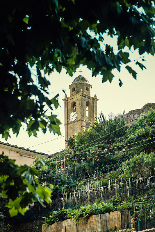 意大利海边村庄的钟塔