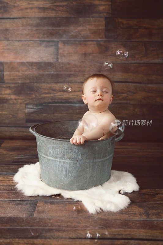 在浴缸里泡澡的宝宝