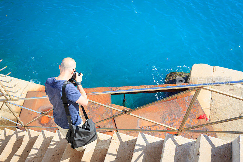 游客在尼斯港区拍照