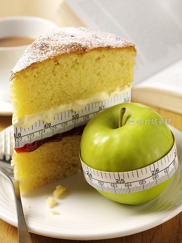 用卷尺测量海绵蛋糕和苹果