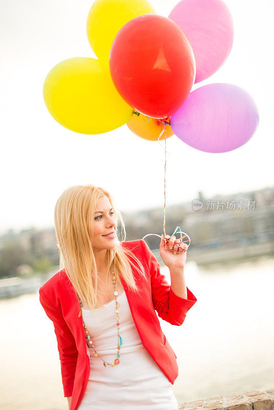 年轻女子拿着气球