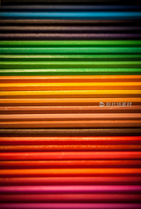 彩色铅笔彩虹
