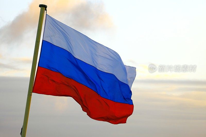 俄罗斯国旗在日落的风中飘扬，莫斯科