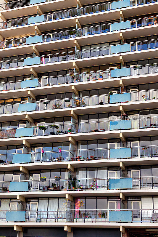 荷兰奈梅亨一座现代公寓楼的外立面