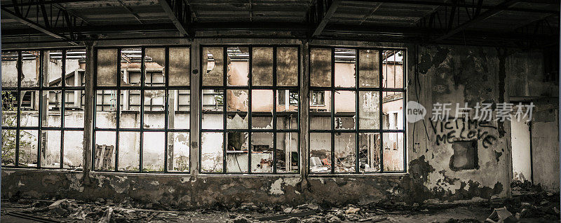 废弃肮脏的东欧工厂的破窗图案