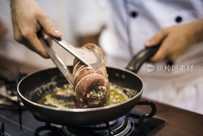 厨师准备肉