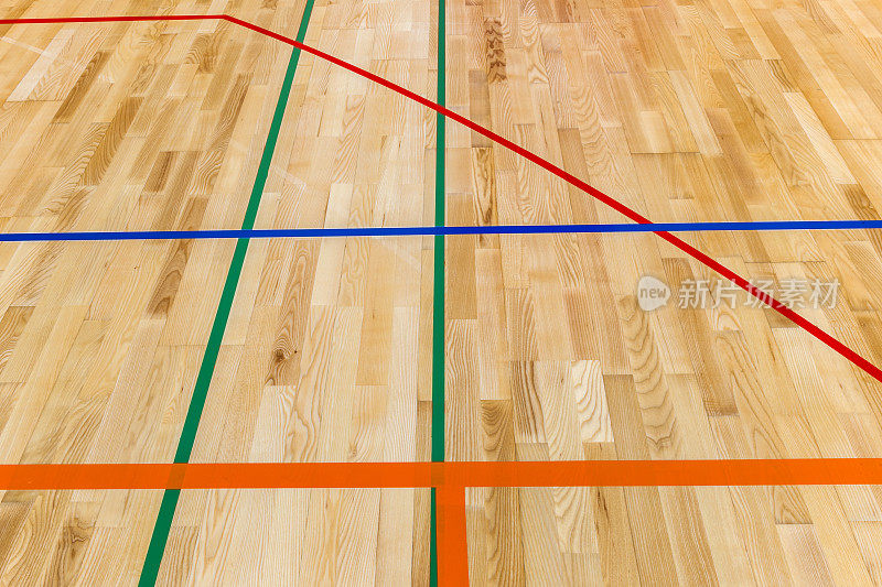 体育场馆拼花地板上的曲线和线条