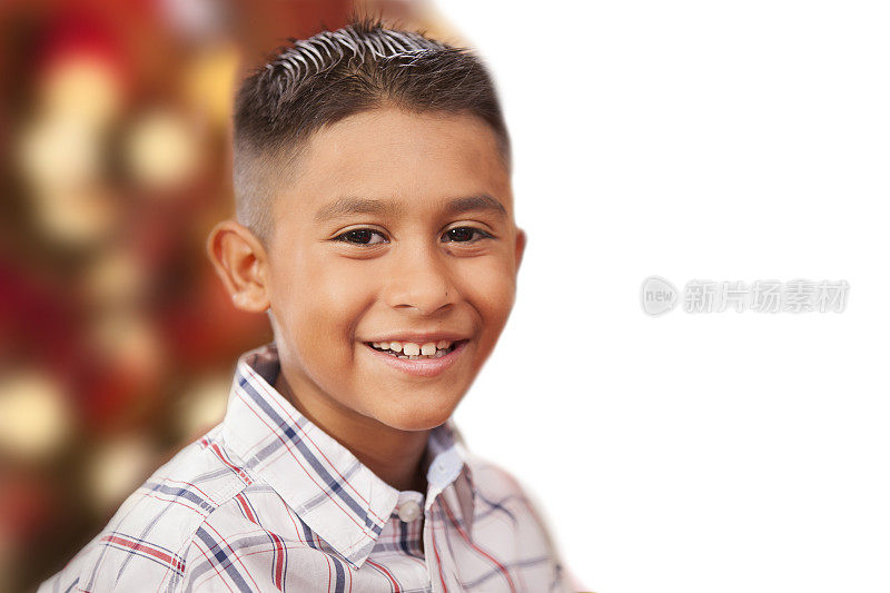 有圣诞彩灯背景的拉丁血统小男孩。