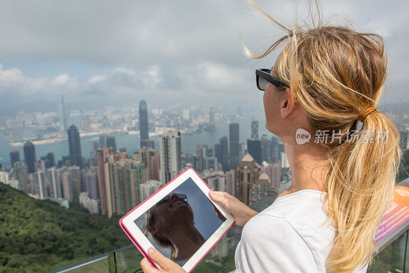 香港一名白人女性在使用平板电脑