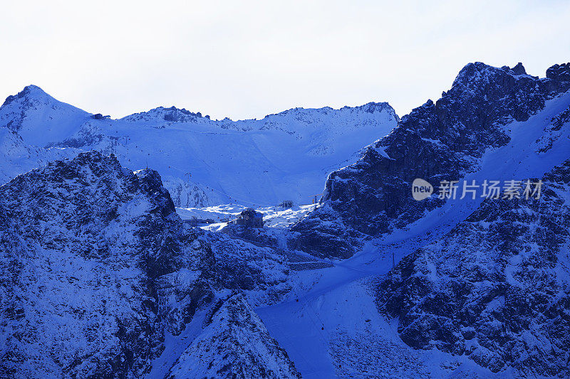 高山冬季景观意大利阿尔卑斯山滑雪胜地