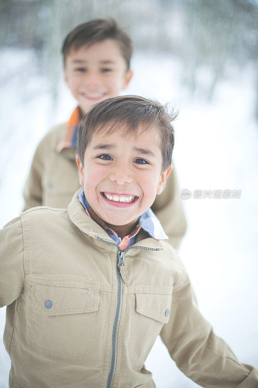 小男孩兄弟在室外的冬天深雪