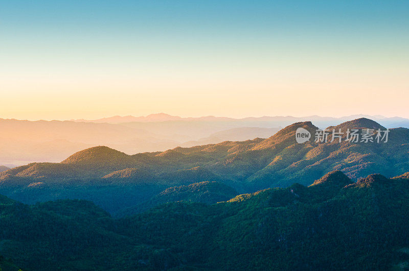 泰国北部的全景日落山景