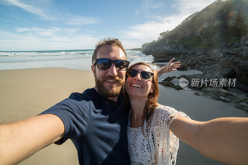 一对年轻夫妇自拍他们的暑假在澳大利亚