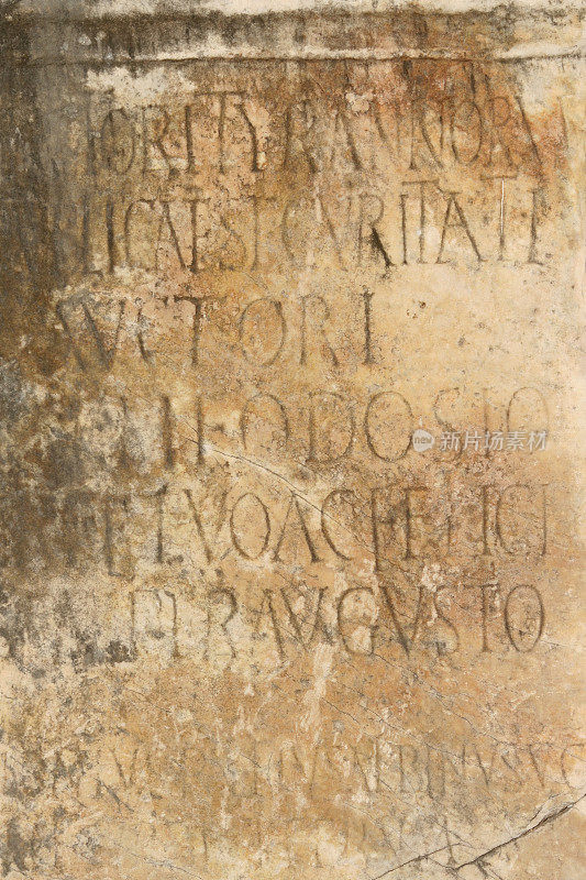 有拉丁文文本的古罗马石头