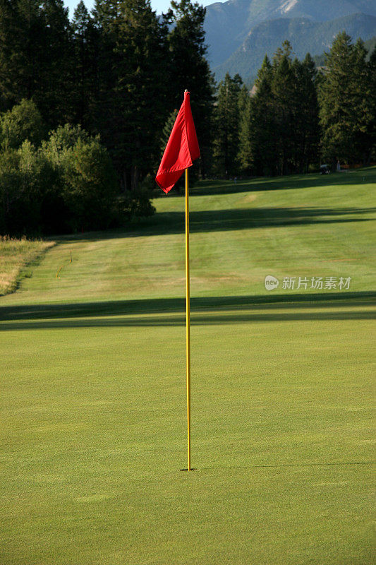 高尔夫球场上的红旗
