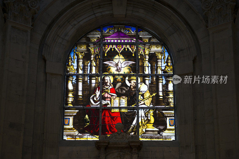 布鲁塞尔大教堂的彩色玻璃窗