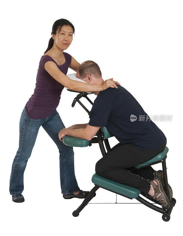 男人在按摩椅上接受颈部按摩