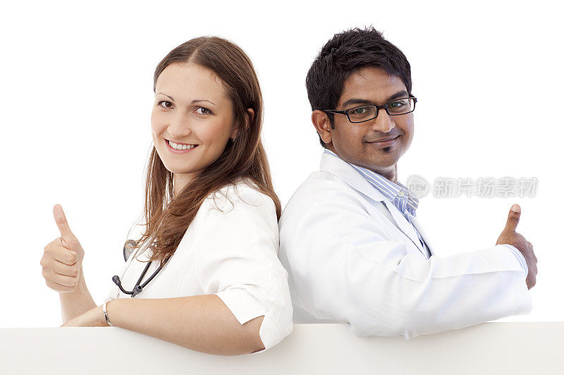 两个开心的医学工作者竖起大拇指