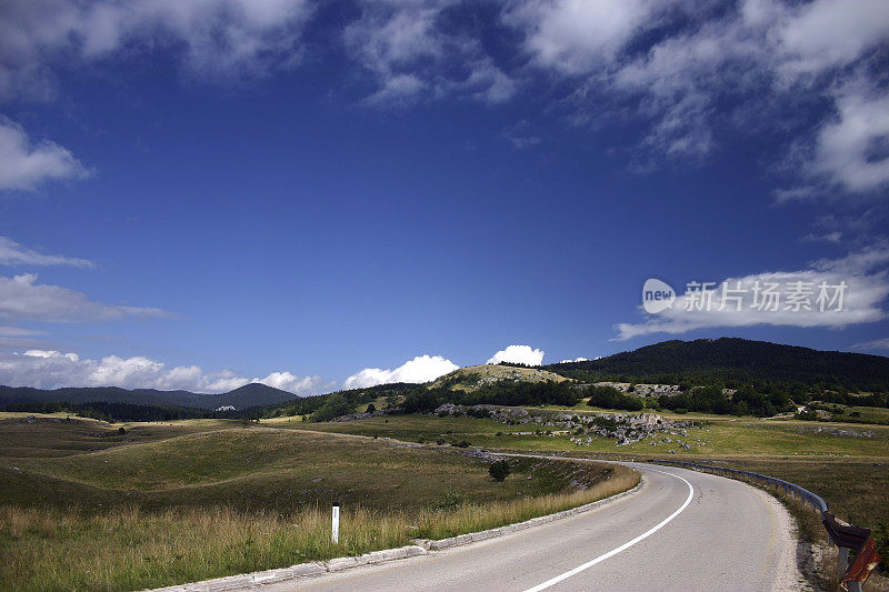 空无一人的道路