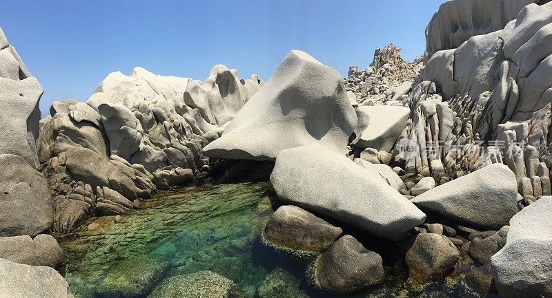意大利撒丁岛北部卡波泰斯塔海中的花岗岩