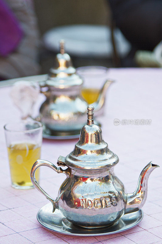 非斯餐厅里的金属茶壶。摩洛哥。