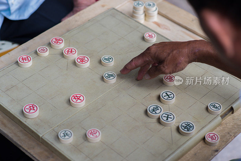 老人想中国象棋下一步该怎么走