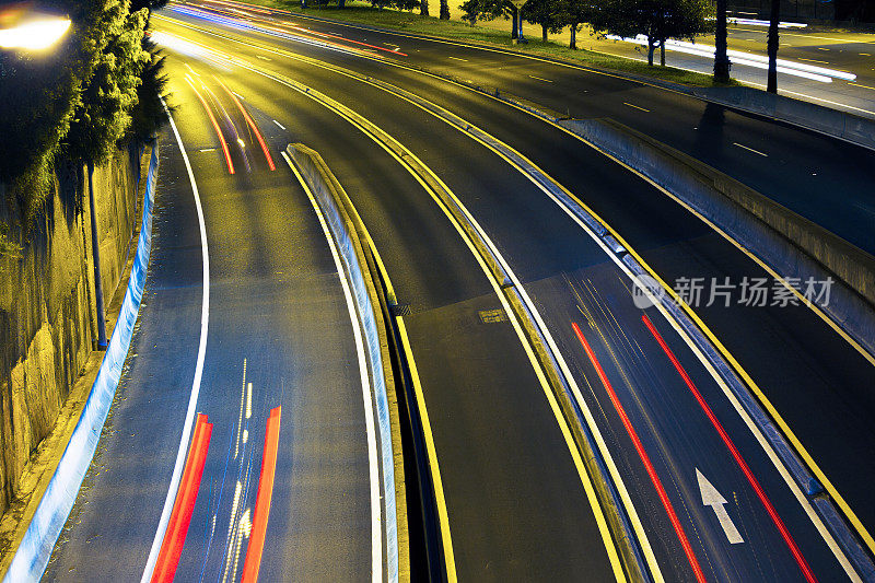 夜晚的汽车高速公路