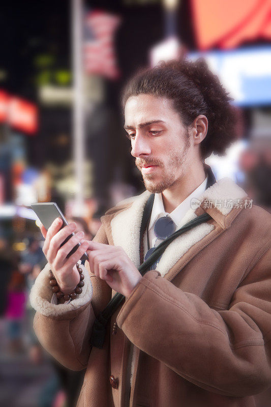 纽约时代广场，一个拿着手机的男人。