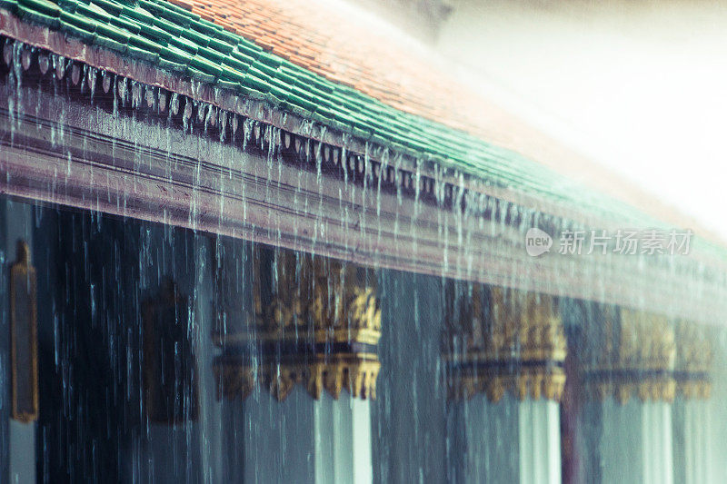 佛寺屋顶在雨中