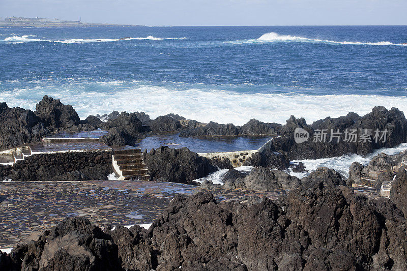 特内里费岛火山岩中的潮汐池。