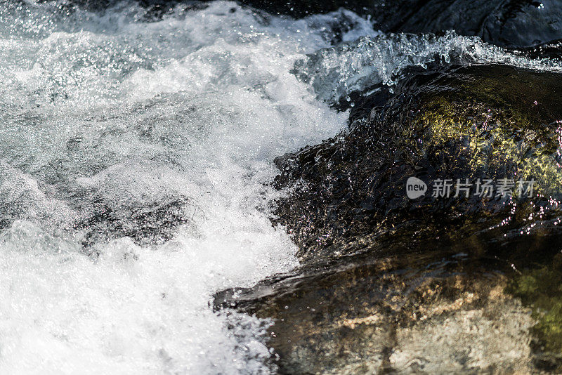 摘要流水河石曲线背景