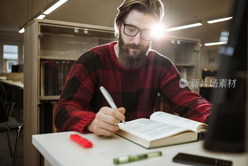 学生在图书馆准备考试